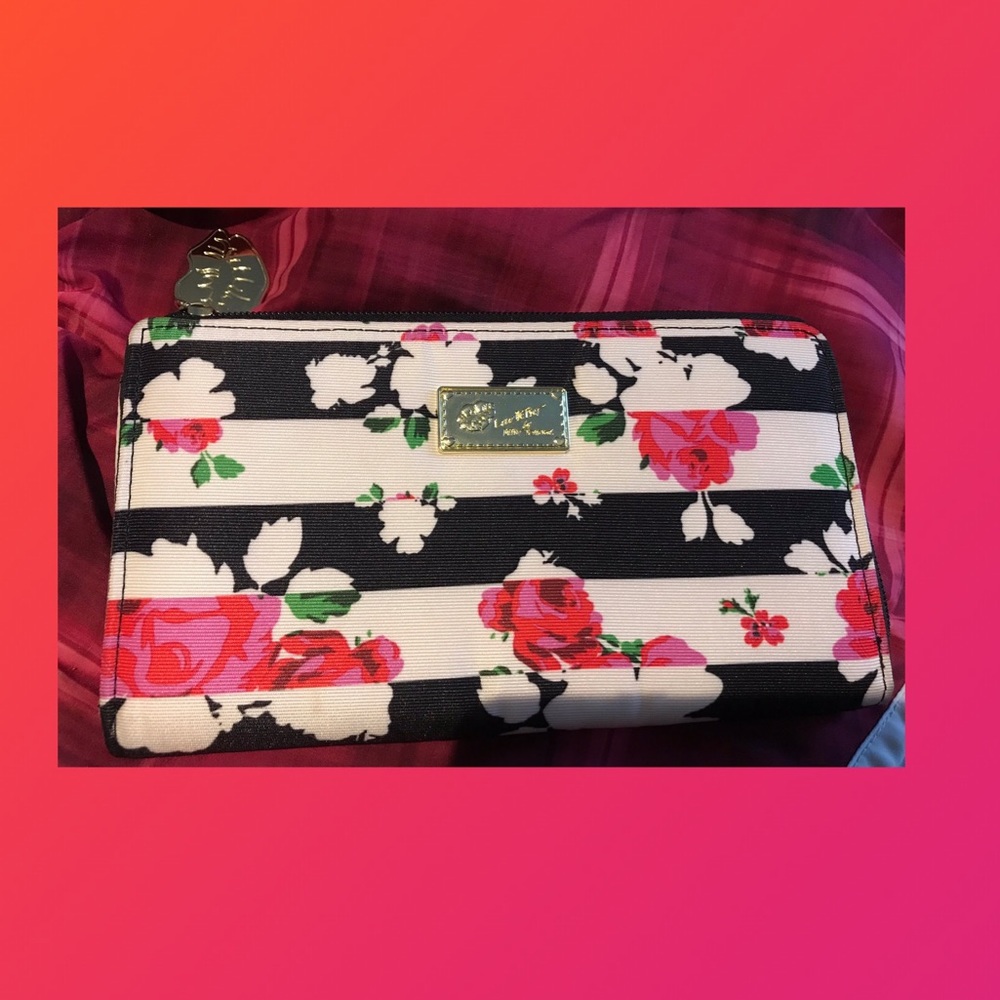 🎀Betsey Johnson zip clutch wallet🎀